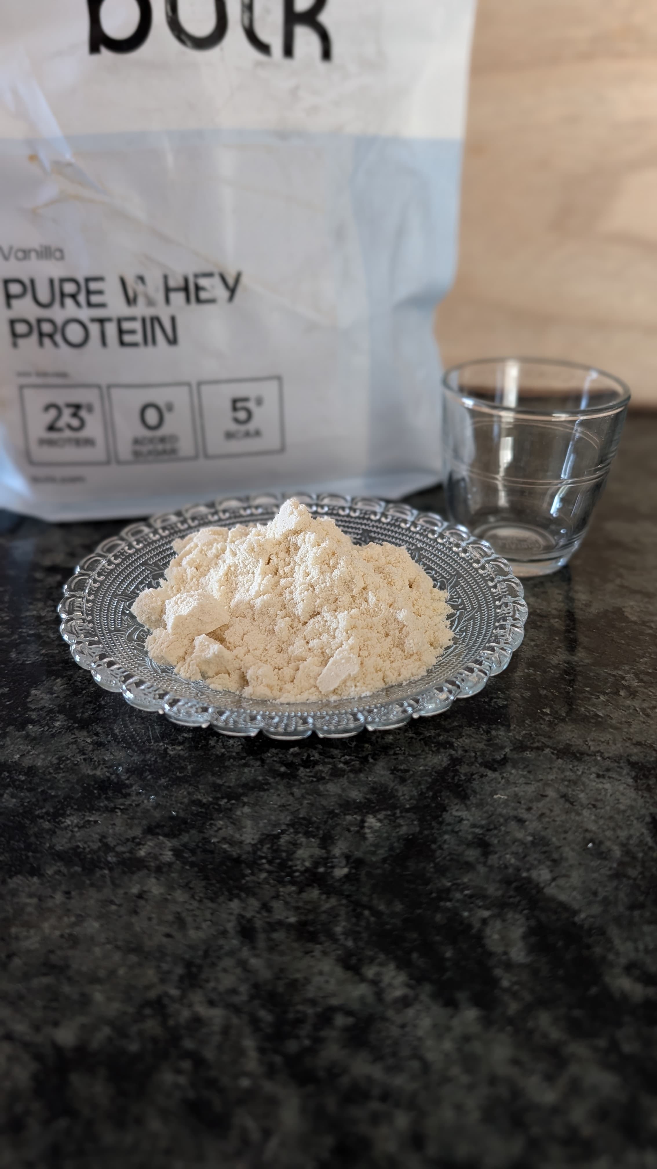 Proteínna en polvo con vaco vacío y paquete de proteína whey pura